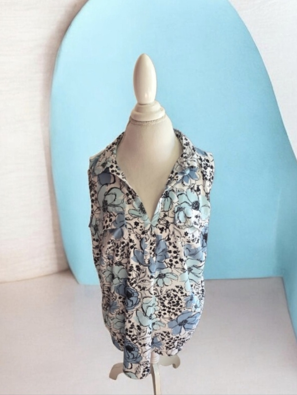 💠 Architect Floral Sleeveless Blouse in Light Blue and White